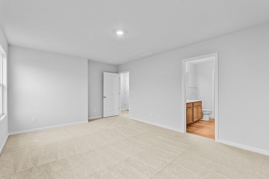Spacious, unfurnished interior of a new home in Hanes Lake, Winston-Salem (Image 25).