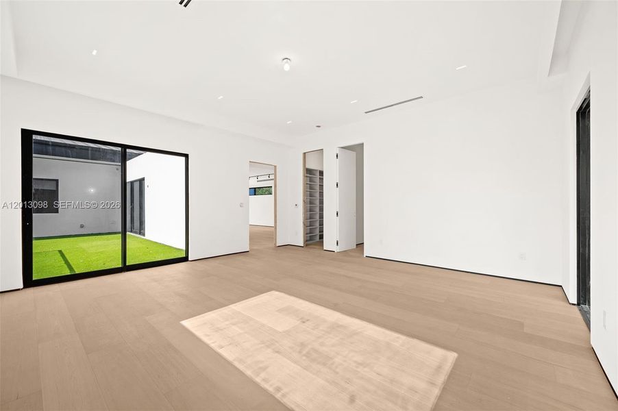Spacious, unfurnished interior of a new home in , Miami (Image 14).