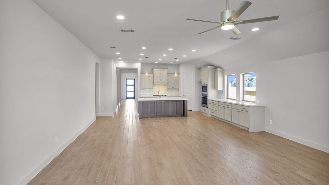Spacious, unfurnished interior of a new home in Riceland, Mont Belvieu (Image 16).