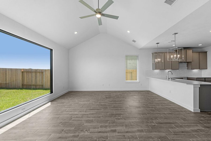 Spacious, unfurnished interior of a new home in Huntington Place, Rosharon (Image 13).