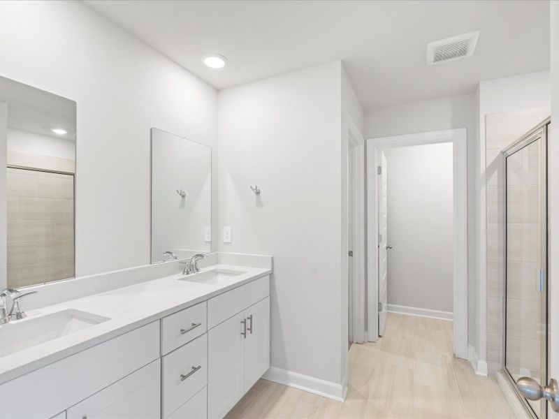 Welcome to the Dallas floorplan at Brayfield Manor - Heritage Collection.