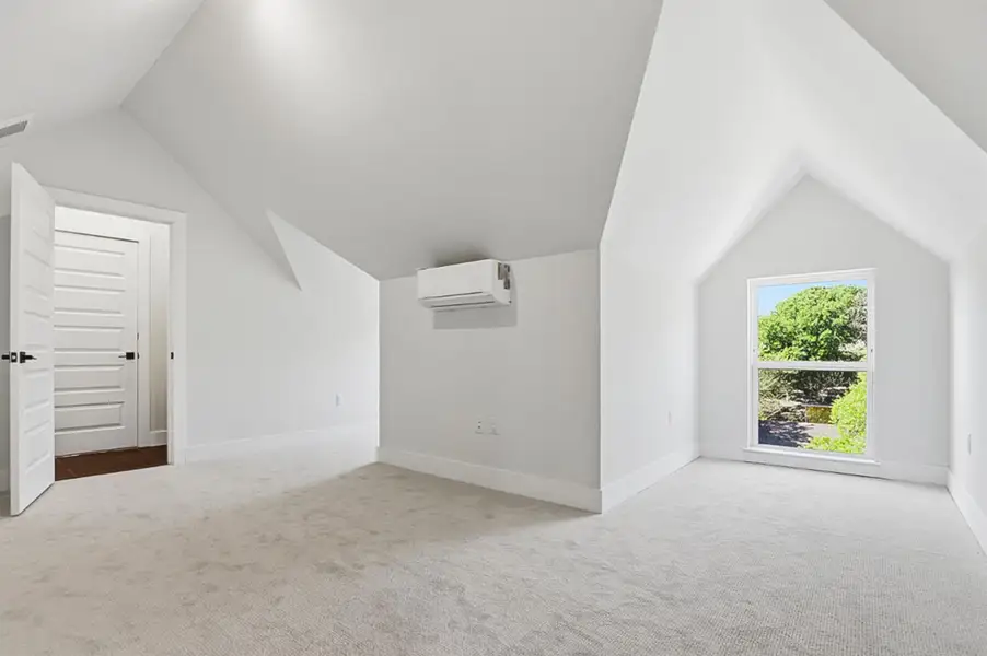 Bonus room /4th bed / 3rd floor + 1/2 bath.