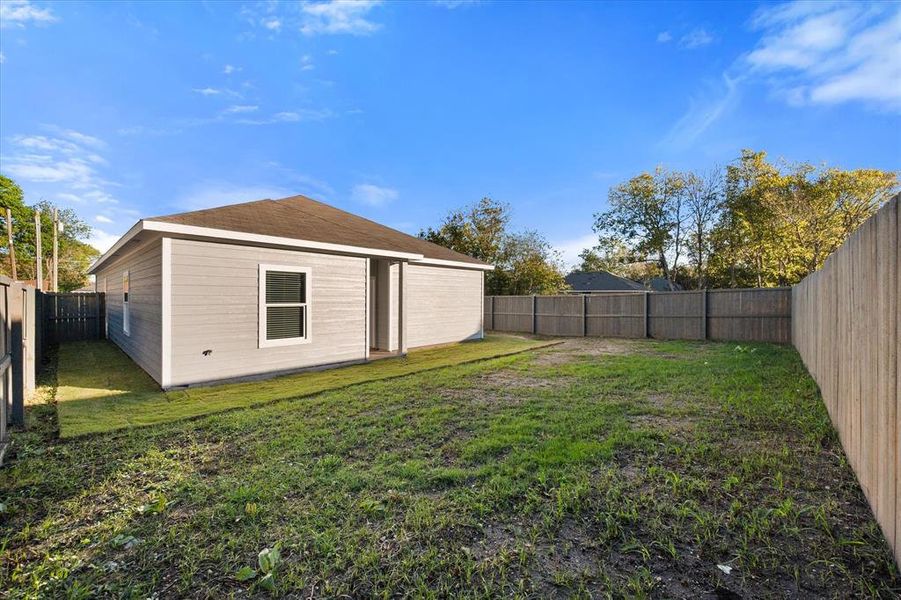 Exterior details and patio area of a home in , Corsicana (Image 3).