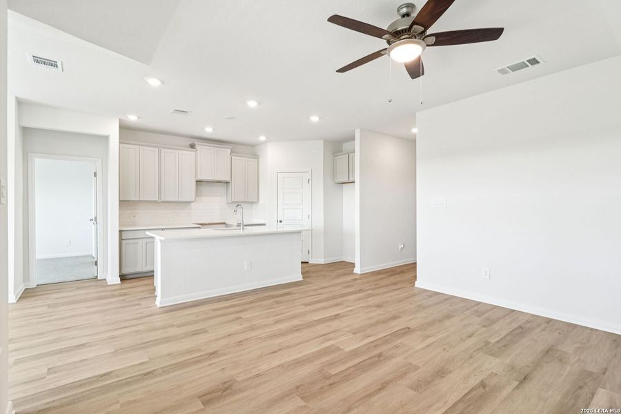 Spacious, unfurnished interior of a new home in Catalina, Converse (Image 39).