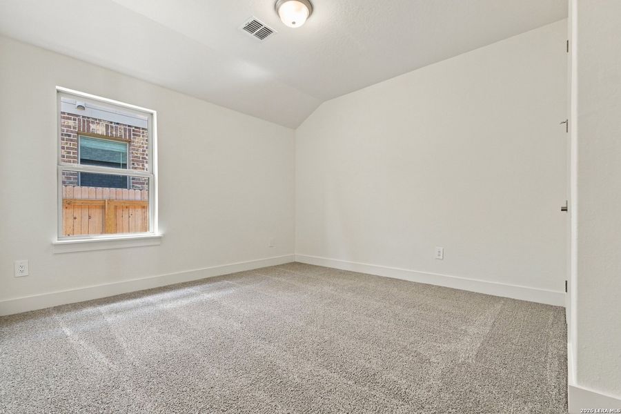 Spacious, unfurnished interior of a new home in Haby Hill 50s, San Antonio (Image 22).