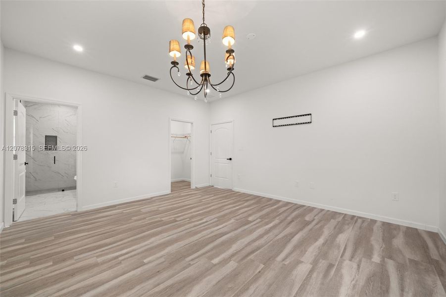 Spacious, unfurnished interior of a new home in , Sebring (Image 47).