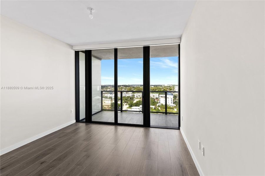 Spacious, unfurnished interior of a new home in , Pompano Beach (Image 64).