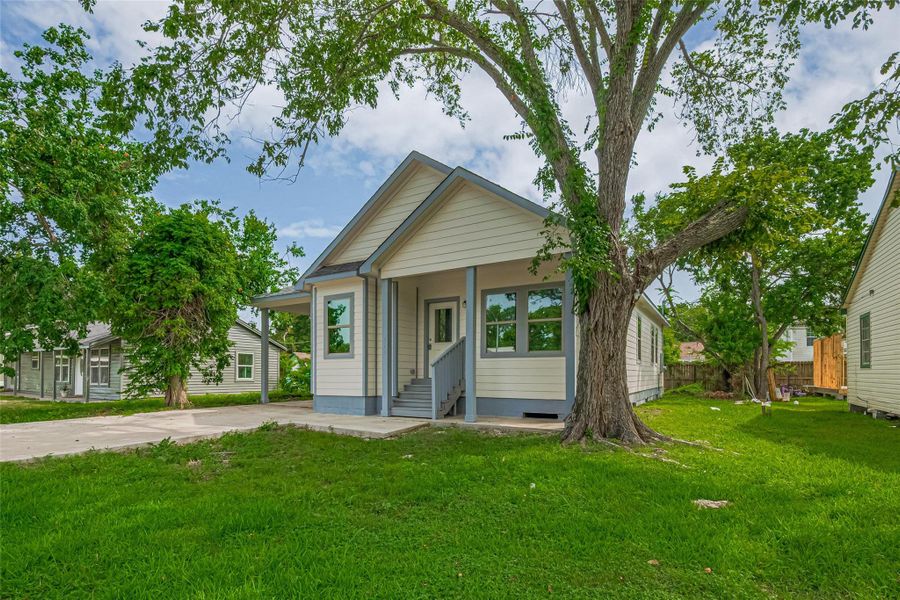Front exterior of a new home in , Baytown, TX, highlighting curb appeal (Image 1). Front exterior of a new home in , Baytown, TX, highlighting curb appeal (Image 1).