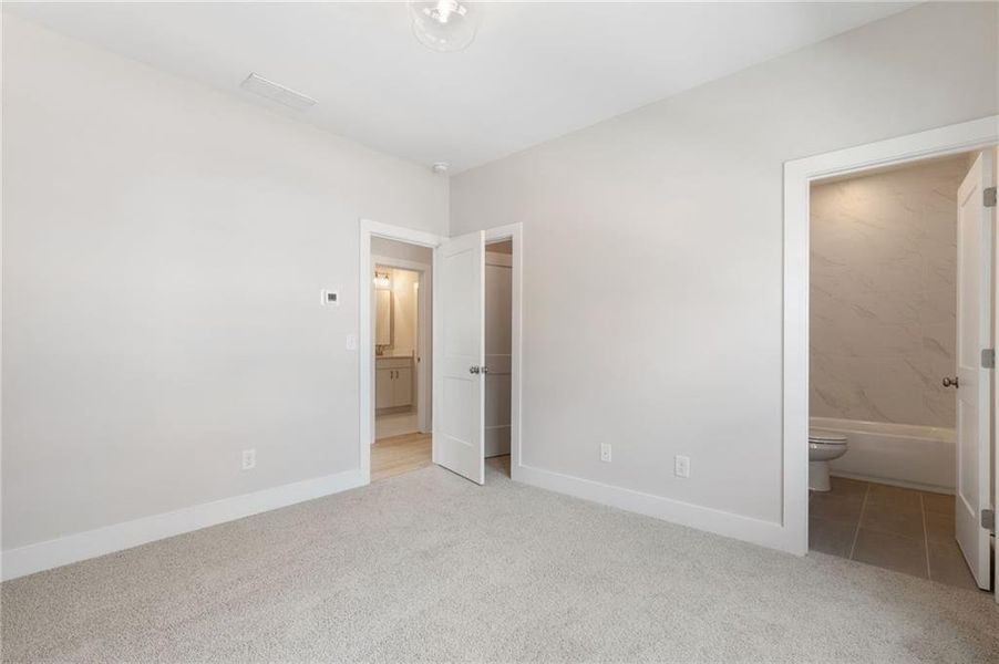 Spacious, unfurnished interior of a new home in , Athens (Image 37).