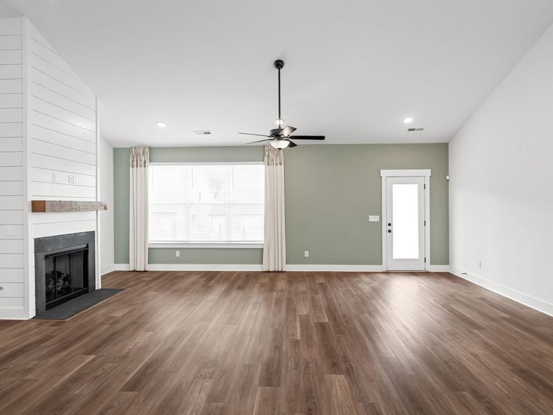 Spacious, unfurnished interior of a new home in Carellton, Gallatin (Image 36).