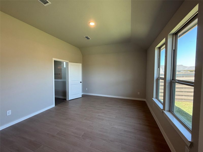 Spacious, unfurnished interior of a new home in Austin Point, Richmond (Image 4).