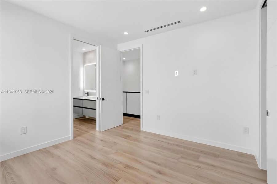 Spacious, unfurnished interior of a new home in , Miami (Image 20).
