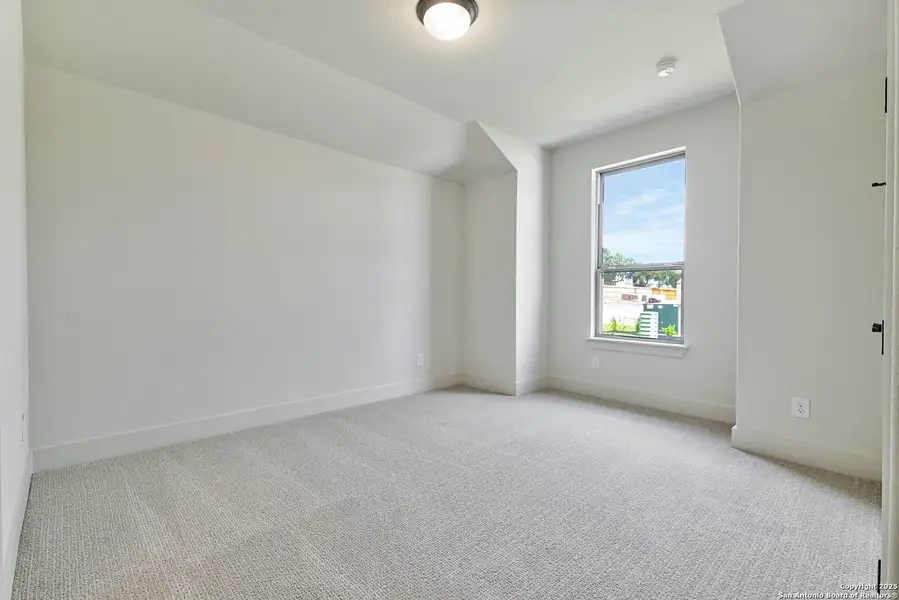 Spacious, unfurnished interior of a new home in Kinder Ranch 70's, San Antonio (Image 17).