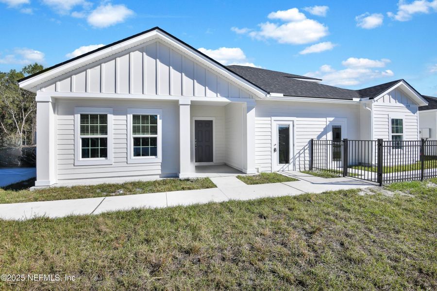 Exterior details and patio area of a home in Bellbrooke, Jacksonville (Image 1). Exterior details and patio area of a home in Bellbrooke, Jacksonville (Image 1).