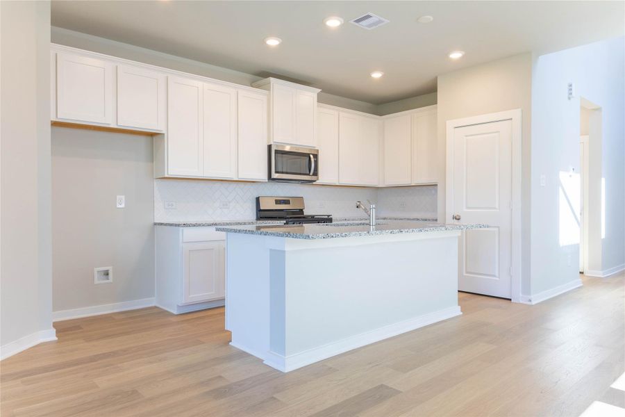 Furnished interior view inside a new home in La Segarra 40', Brookshire (Image 8).