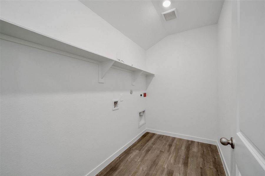 Spacious, unfurnished interior of a new home in Silverthorne, Conroe (Image 22).