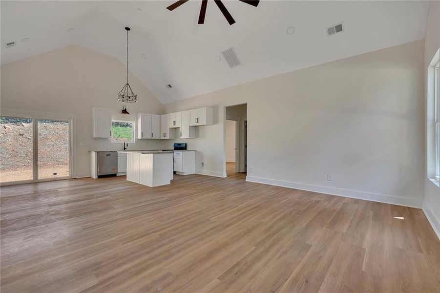 Spacious, unfurnished interior of a new home in , Silver Creek (Image 14).