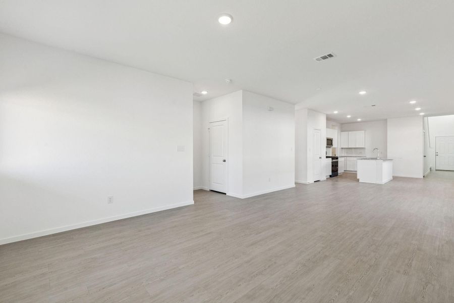 Spacious, unfurnished interior of a new home in Montgomery Bend, Montgomery (Image 33).