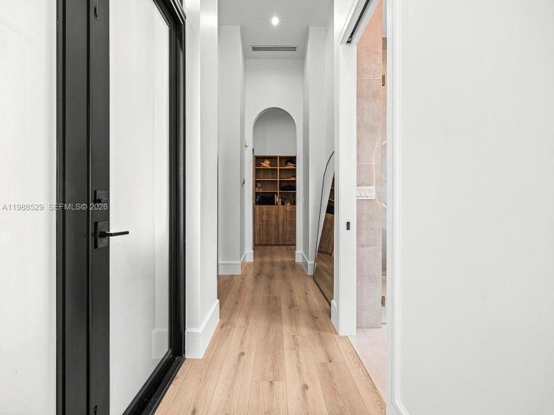 Spacious, unfurnished interior of a new home in , Palmetto Bay (Image 18).