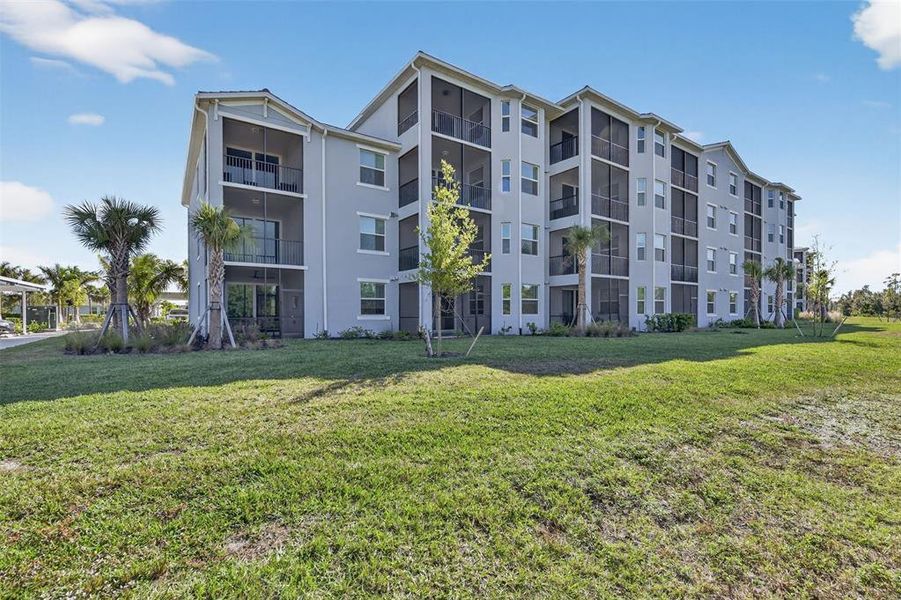 Condo located in Punta Gorda, FL showcasing its design and architecture (Image 35).