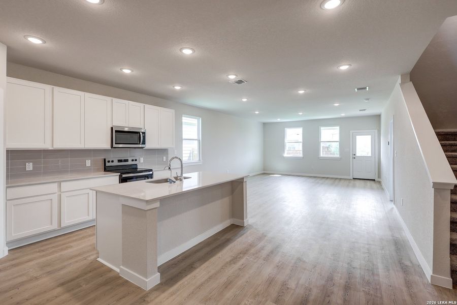 Furnished interior view inside a new home in Hiddenbrooke, Seguin (Image 5).