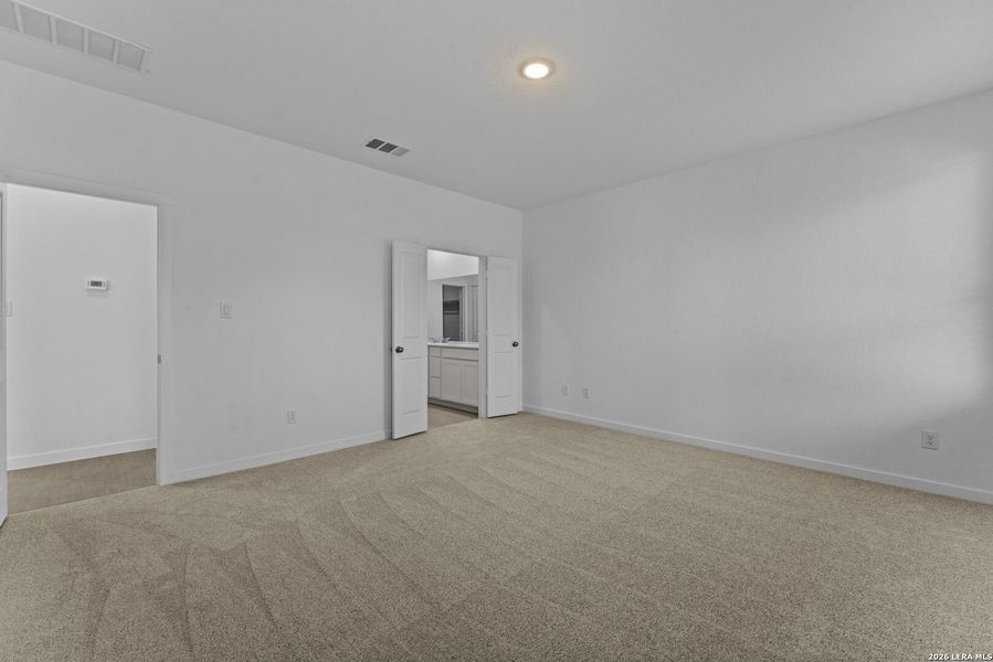 Spacious, unfurnished interior of a new home in Grace Valley, Cibolo (Image 19).