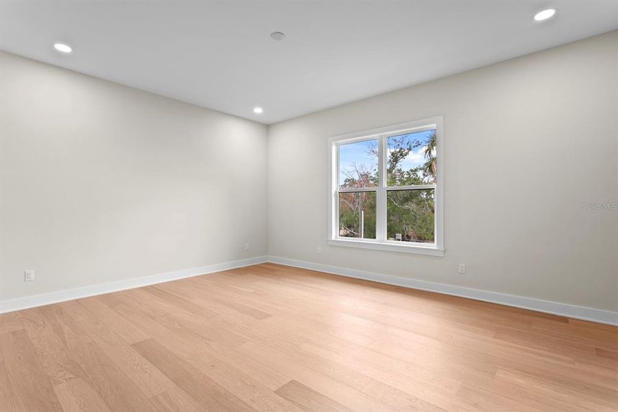 Spacious, unfurnished interior of a new home in , Tampa (Image 41).
