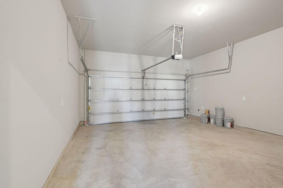 Spacious, unfurnished interior of a new home in Kemah Crossing - Luxe Series, Kemah (Image 30).