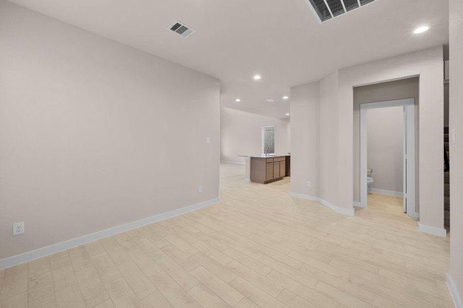 Spacious, unfurnished interior of a new home in Barton Creek Ranch, Conroe (Image 31).