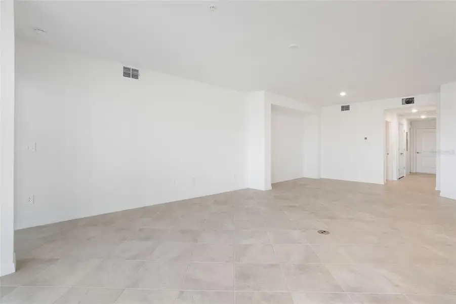 Spacious, unfurnished interior of a new home in Calusa Country Club, Lakewood Ranch (Image 40).