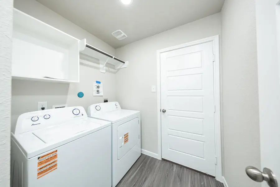 Furnished interior view inside a new home in Mackenzie Creek, Conroe (Image 7).