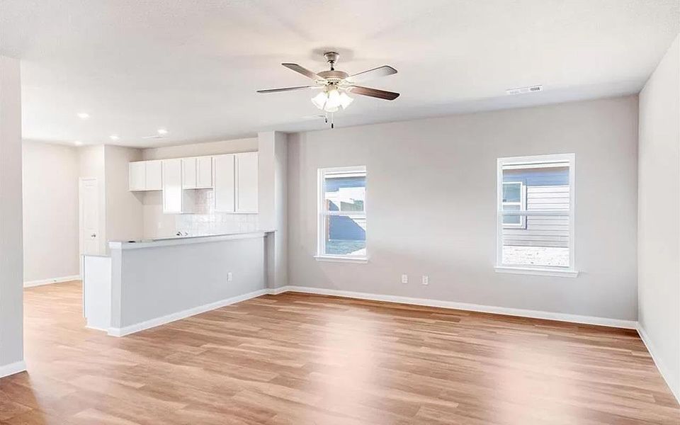 Spacious, unfurnished interior of a new home in Perkinsville, Chino Valley (Image 9).