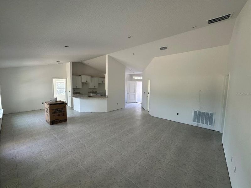 Spacious, unfurnished interior of a new home in , Ocala (Image 9).