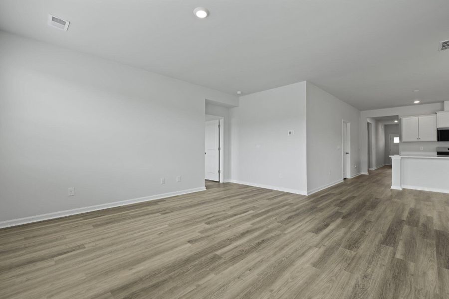 Spacious, unfurnished interior of a new home in Sheep Island, Summerville (Image 16).