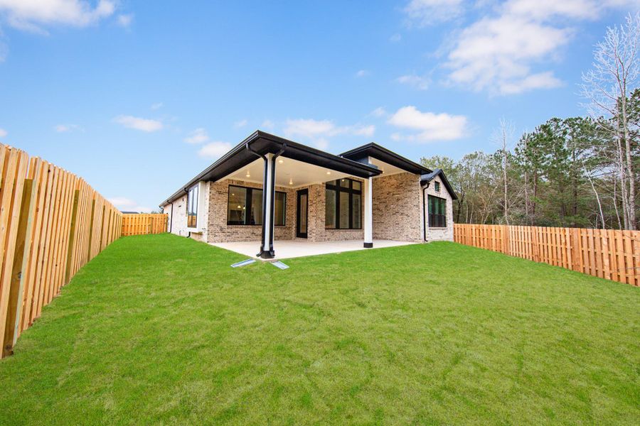 Come explore this generous backyard—perfect for kids to play freely and adults to unwind in comfort!