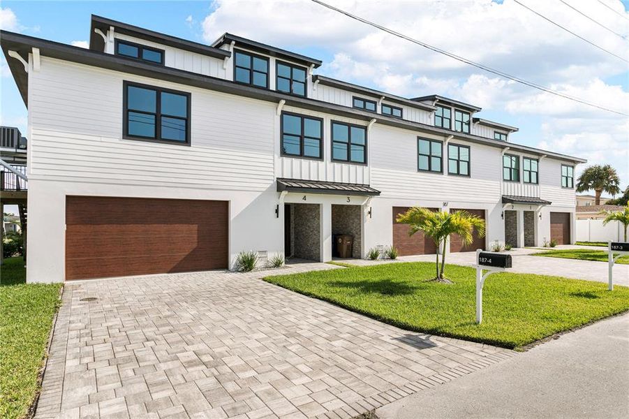 Exterior details and patio area of a home in , St. Petersburg (Image 21).