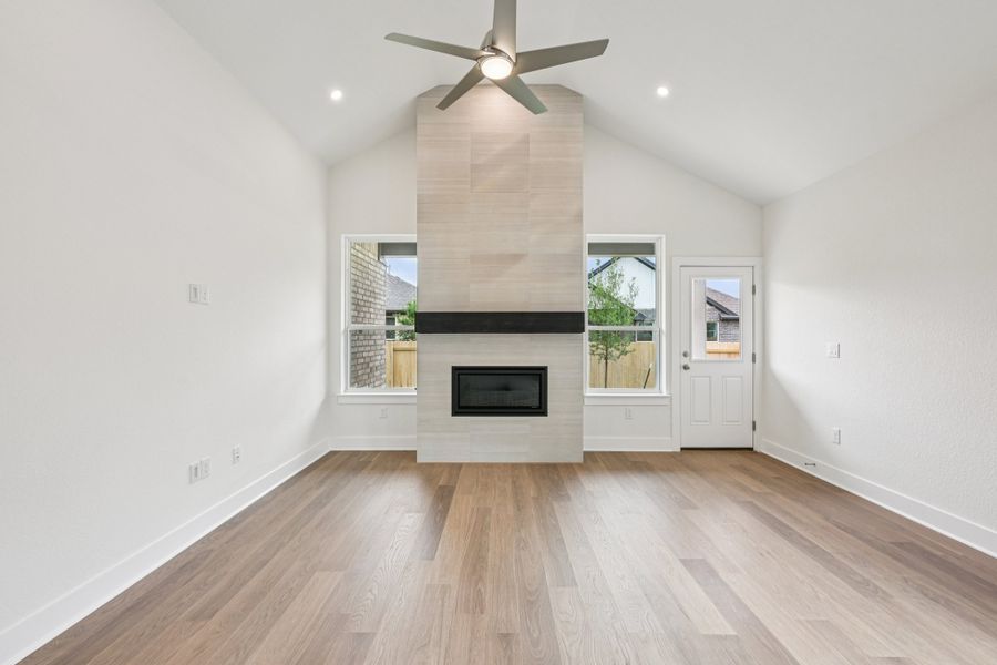 Spacious, unfurnished interior of a new home in Persimmon, Buda (Image 15).