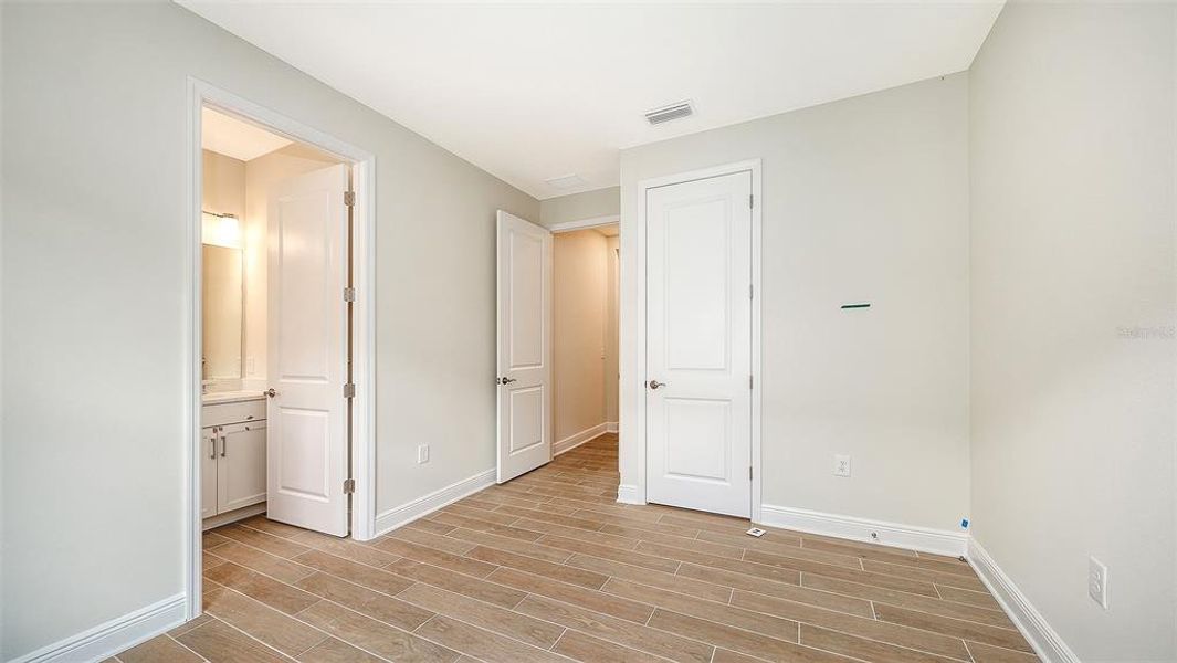 Spacious, unfurnished interior of a new home in Grand Park, Sarasota (Image 38).