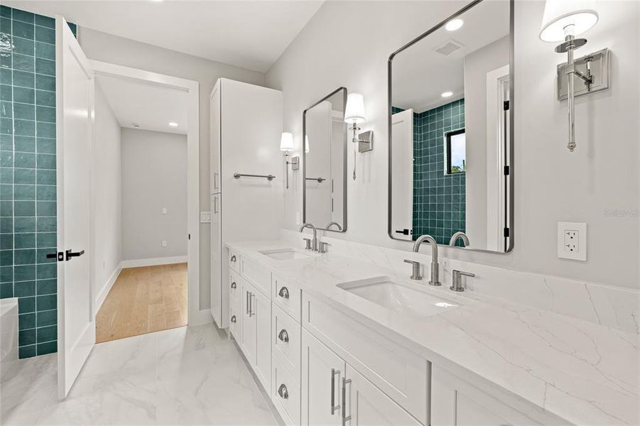 Furnished interior view inside a new home in , Orlando (Image 56).
