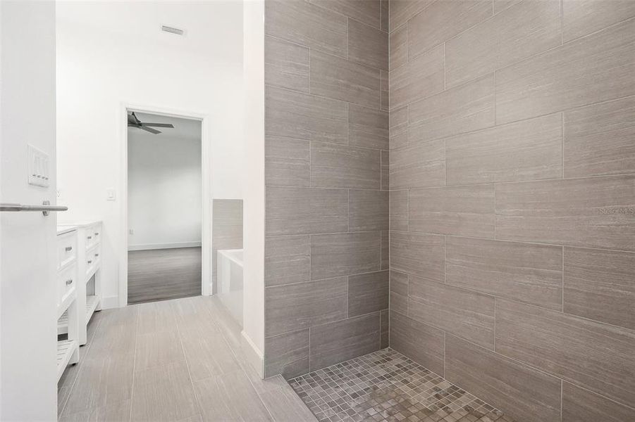 Spacious, unfurnished interior of a new home in , Deland (Image 15).