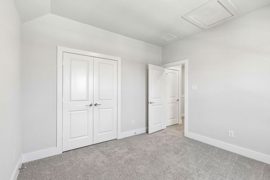 Spacious, unfurnished interior of a new home in Dove Hollow, Waxahachie (Image 24).