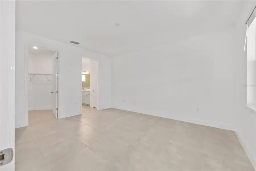 Spacious, unfurnished interior of a new home in , Ocala (Image 16).