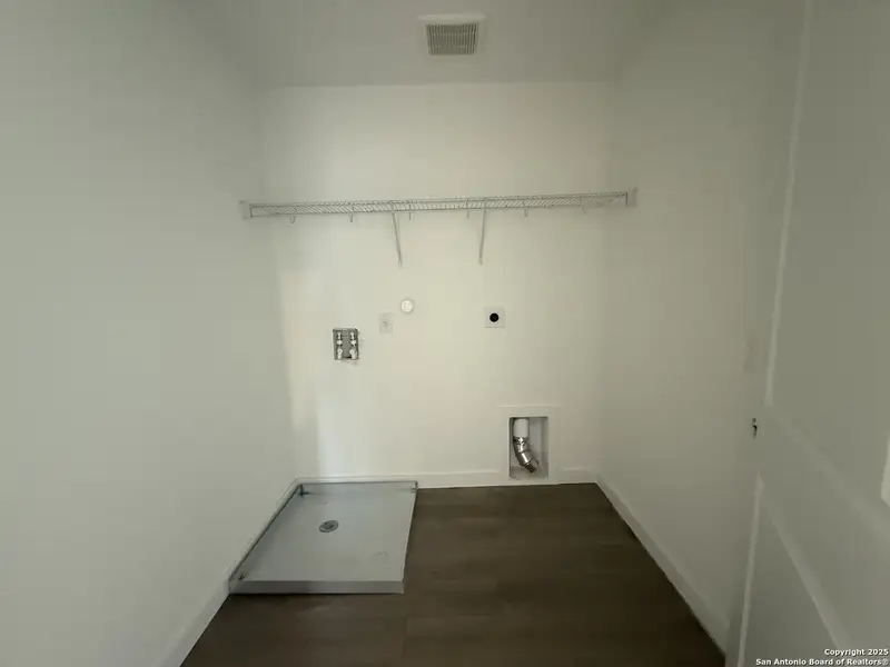 Spacious, unfurnished interior of a new home in Meadows at Hennersby Hollow 40's, San Antonio (Image 14).