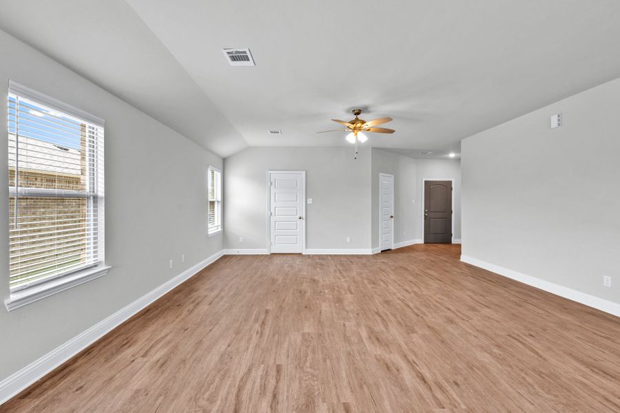 Spacious, unfurnished interior of a new home in Stonecreek, Sulphur Springs (Image 21).