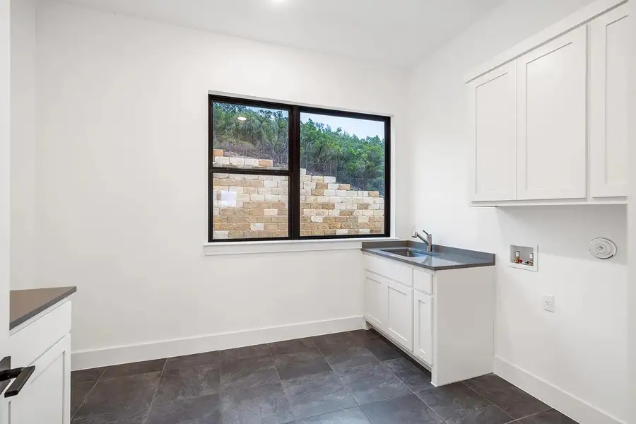 Lynmar IV G Laundry room