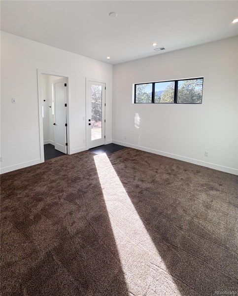 Spacious, unfurnished interior of a new home in , Evergreen (Image 35).