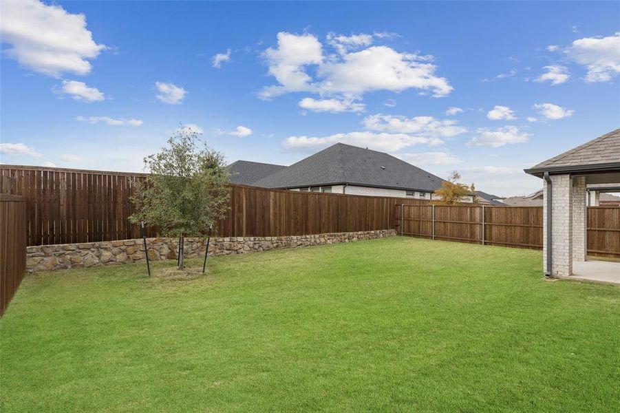 Exterior details and patio area of a home in , Red Oak (Image 4).