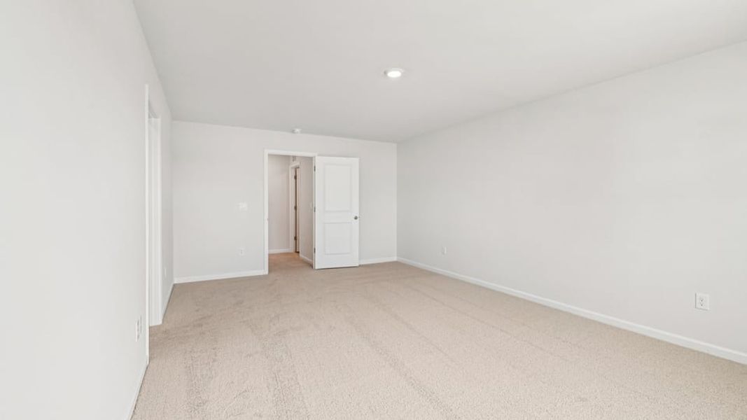 Spacious, unfurnished interior of a new home in Shahbain Reserve, Raeford (Image 25).