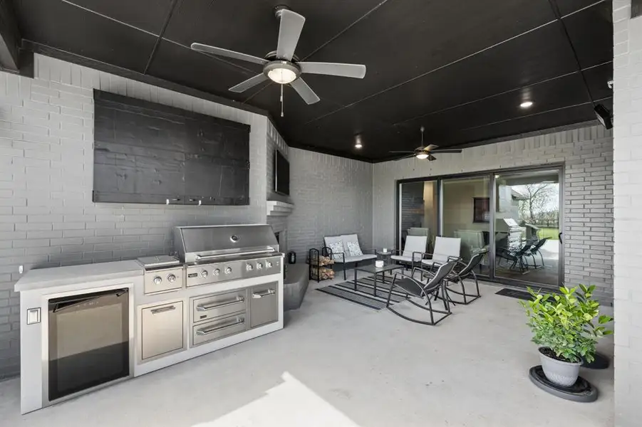View of patio / terrace with exterior kitchen and ceiling fan