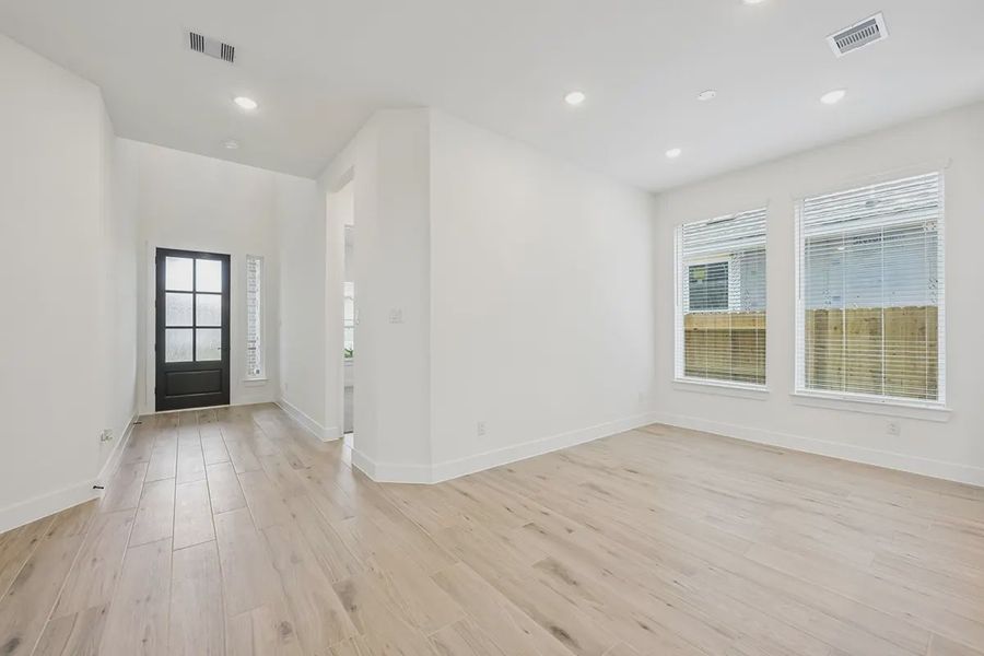 Spacious, unfurnished interior of a new home in Wood Leaf Reserve, Tomball (Image 18). Spacious, unfurnished interior of a new home in Wood Leaf Reserve, Tomball (Image 18).